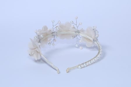 تاج مزين بكريستال وورود بيج