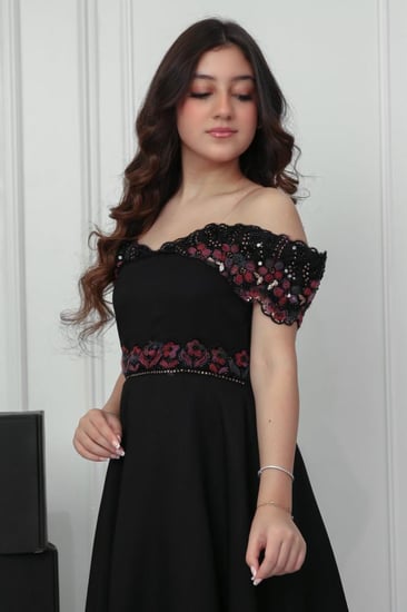 فستان نجلاء الراقي أسود مطرز .. فستان السن المحير