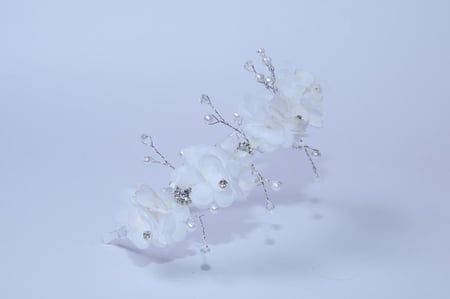 تاج مزين بكريستال وورود لون ابيض