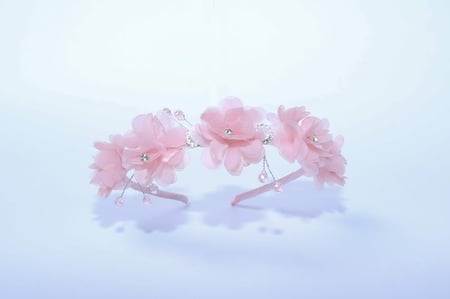 تاج مزين بكريستال وورود لون زهري على طوبي