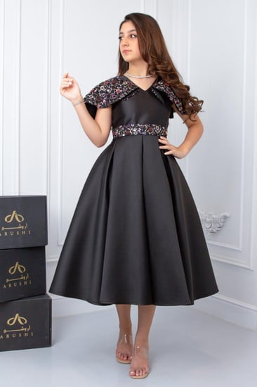 فستان سهرة أسود فاخر للسن المحير