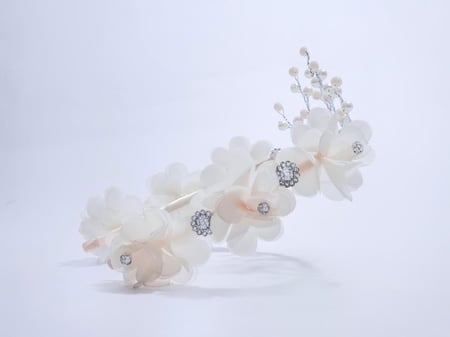 تاج مزين بكريستال وورود بيج