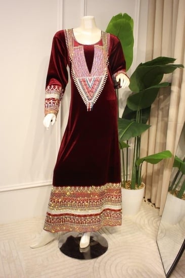 جلابية عسيري مخمل عودي فاخر وتطريز يدوي مرصّع بالكريستال