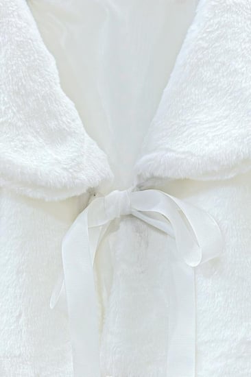 جاكت شتوي فرو ناعم أوف وايت مع ياقة