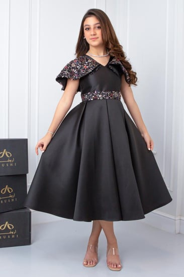 فستان سهرة أسود فاخر للسن المحير