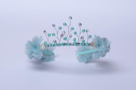 تاج مزين بكريستال وورود لون تيفاني