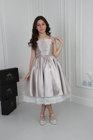 فتاة ترتدي فستان للسن المحير جلاكسي ميكادو كسرة على الصدر