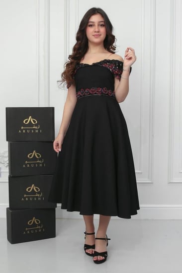 فستان نجلاء الراقي أسود مطرز .. فستان السن المحير