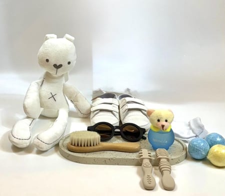 هدية مكونة من لباس براند موسكينو