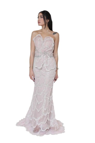 فستان سهرة مطرز بالخرز مكشوف الكتفين