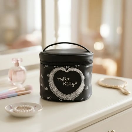 حقيبة مستحضرات التجميل هيلو كيتي المطرزة باللون الأسود من ميني سو السع