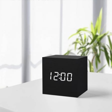 ساعة رقمية مع التاريخ ودرجة الحرارة