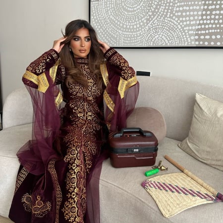 ثوب التأسيس بـ تصميم عصري "عنّابي"