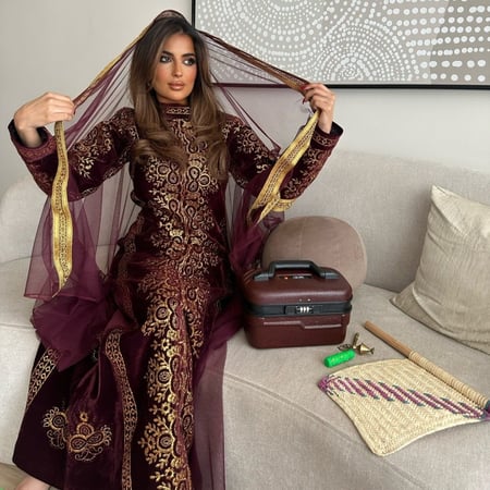 ثوب التأسيس بـ تصميم عصري "عنّابي"