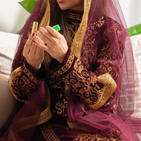 ثوب التأسيس بـ تصميم عصري "عنّابي"