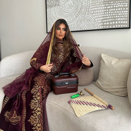 ثوب التأسيس بـ تصميم عصري "عنّابي"