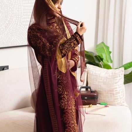 ثوب التأسيس بـ تصميم عصري "عنّابي"