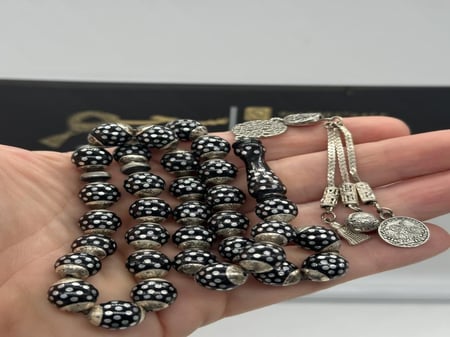 سبحة يسر حجازي مطعم بالفضه عدد الخرز 33