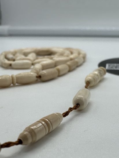 سبحة من عاج الماموث المنقرض