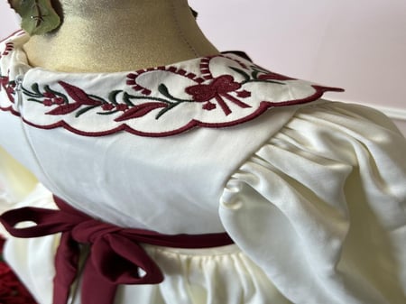 فستان مطرز عودي+ شنطة واكسسوار الشعر