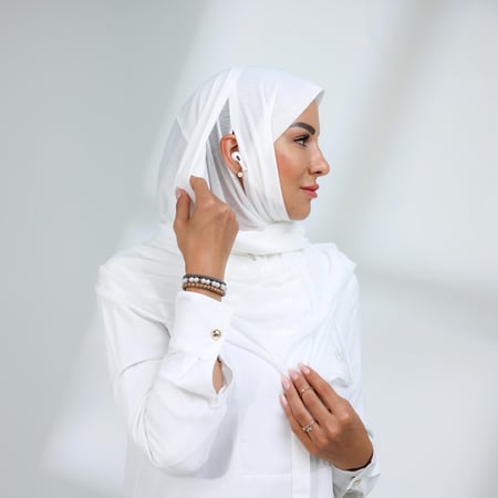حجاب مع فتحة عند الأذن | اللون أبيض