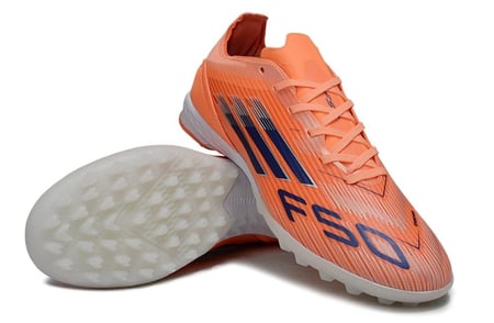 جزمة كرة قدم Adidasa