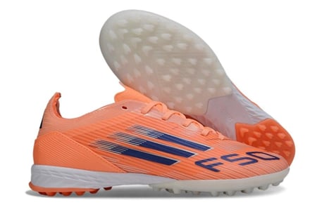 جزمة كرة قدم Adidasa