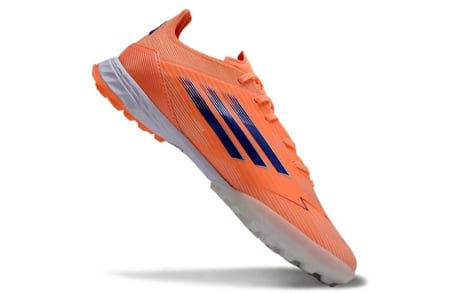 جزمة كرة قدم Adidasa