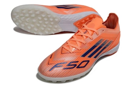 جزمة كرة قدم Adidasa