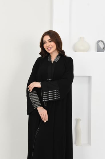 عباية ملكي بأكمام وياقة مقلمة بالبيج