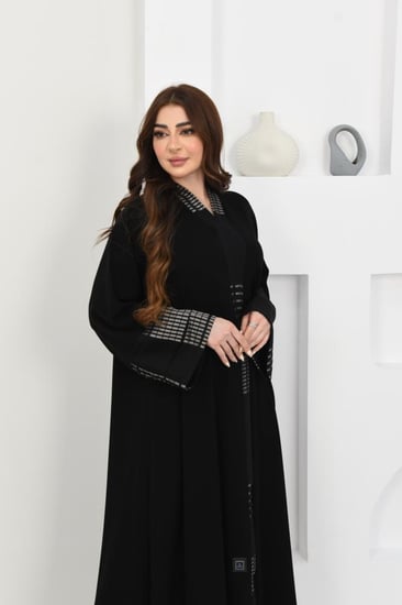 عباية ملكي بأكمام وياقة مقلمة بالبيج