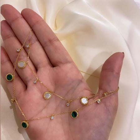 سلسلة أنيقة باللون الذهبي-الأخضر (N328) .