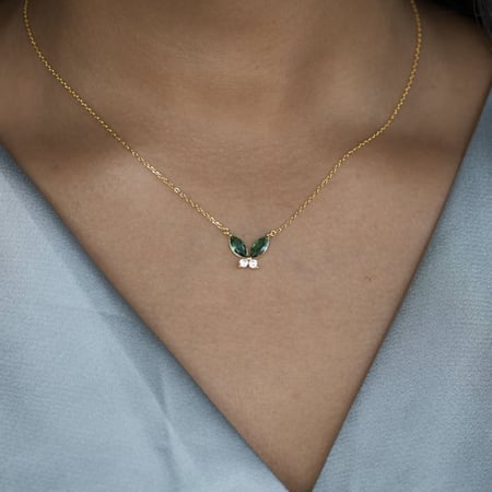 سلسلة الفراشة  الأنيقة باللون الذهبي (N834) .