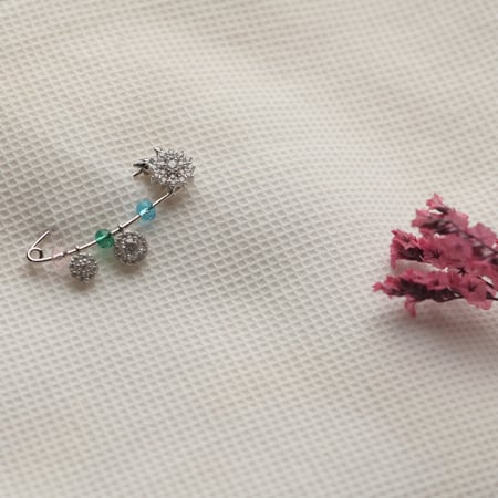 مشبك أنيق اللون فضي (P15).(بروش)