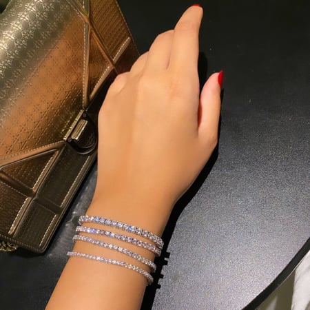 أسورة تنس كبيرة باللون الفضي (B633) .