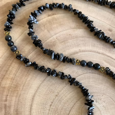 تعليقه بطاقه حجر  اسود