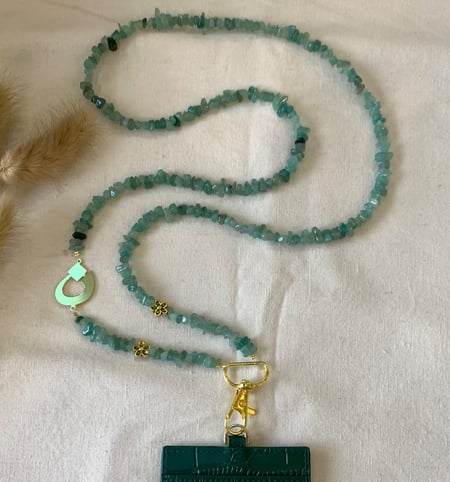 تعليقه بطاقه حجر اخضر