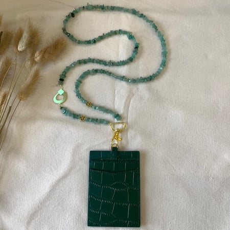 تعليقه بطاقه حجر اخضر + حامل بطاقه جلد