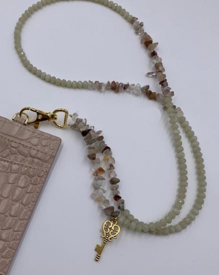 تعليقه بطاقه خرز بيج وحجر