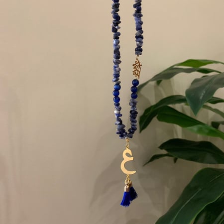 تعليقه سياره حجر ازرق مع اسم مطلي ذهب