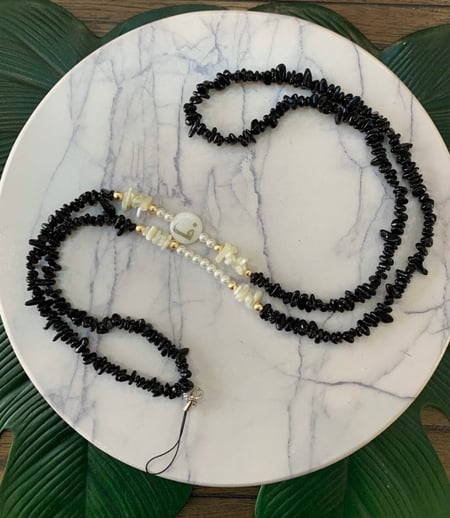 تعليقه جوال حجر اسود مع حرف عادي