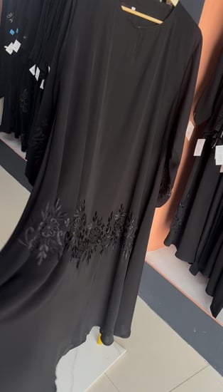 عبايه بتطريز دبل كلوش