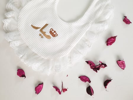 مريلة مزخرفة تطريز بالاسم