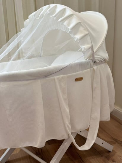 مهد مواليد (سلة موسى) + قاعدة لون ابيض