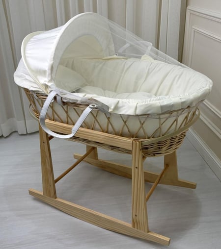 مهد مواليد (سلة موسى) + قاعدة لون خشبي