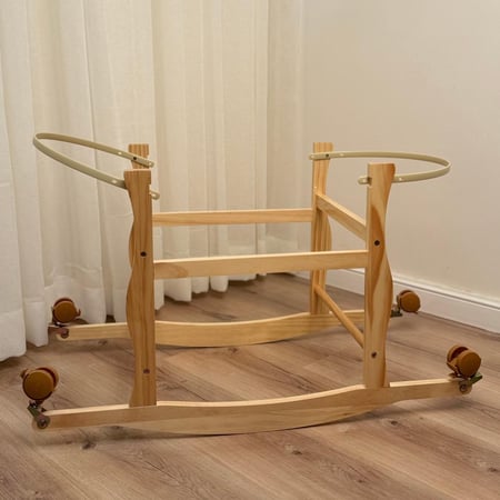 مهد مواليد (سلة موسى) + قاعدة لون خشبي