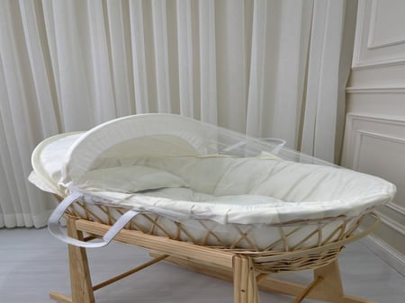 مهد مواليد (سلة موسى) + قاعدة لون خشبي