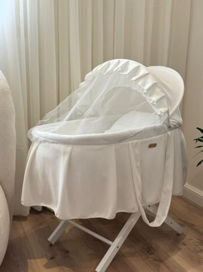 مهد مواليد (سلة موسى) + قاعدة لون ابيض