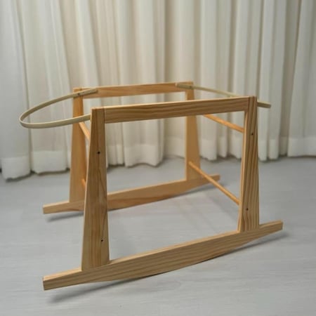 مهد مواليد (سلة موسى) + قاعدة لون خشبي