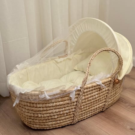 مهد مواليد (سلة موسى) + قاعدة لون خشبي